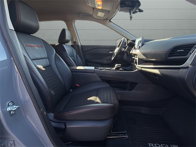 Nissan Rogue Vehicle Full-screen Gallery Image 11