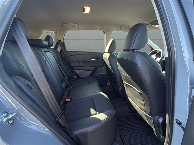 Nissan Rogue Vehicle Full-screen Gallery Image 12