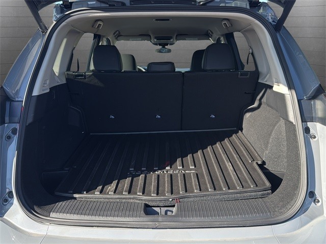 Nissan Rogue Vehicle Full-screen Gallery Image 13