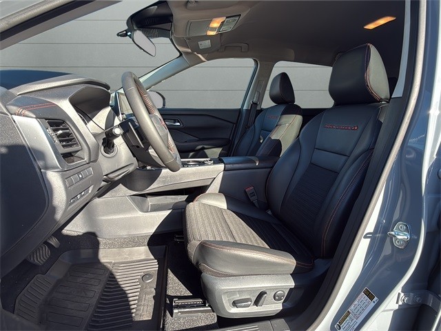 Nissan Rogue Vehicle Full-screen Gallery Image 15