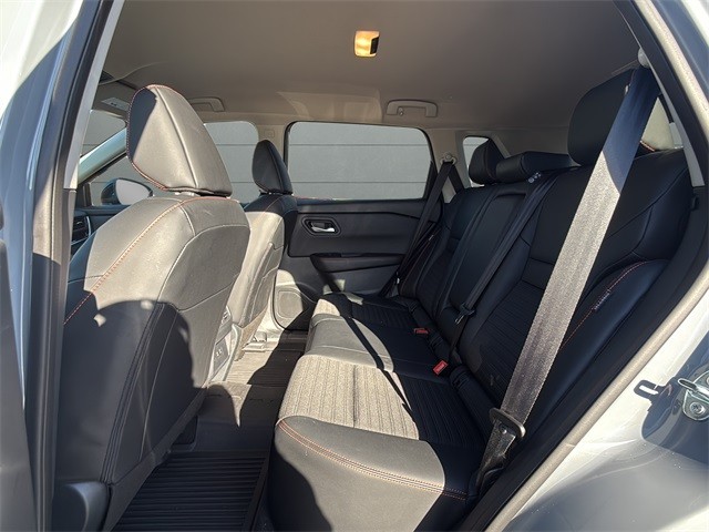 Nissan Rogue Vehicle Full-screen Gallery Image 16