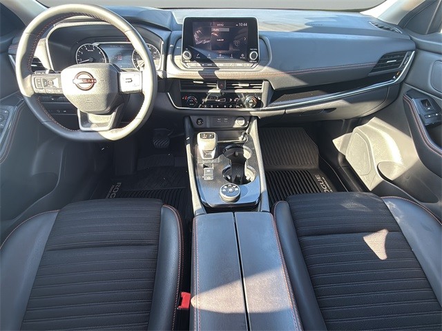 Nissan Rogue Vehicle Full-screen Gallery Image 17