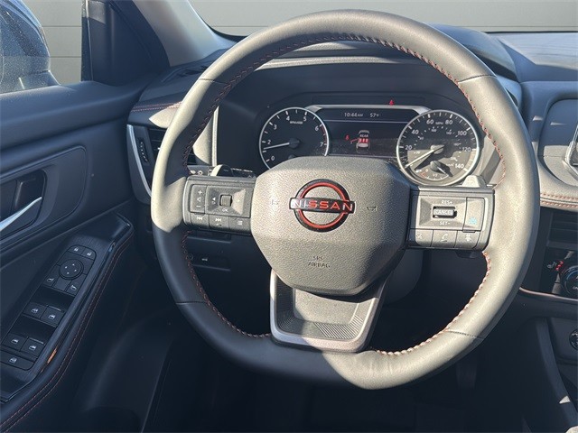 Nissan Rogue Vehicle Full-screen Gallery Image 18