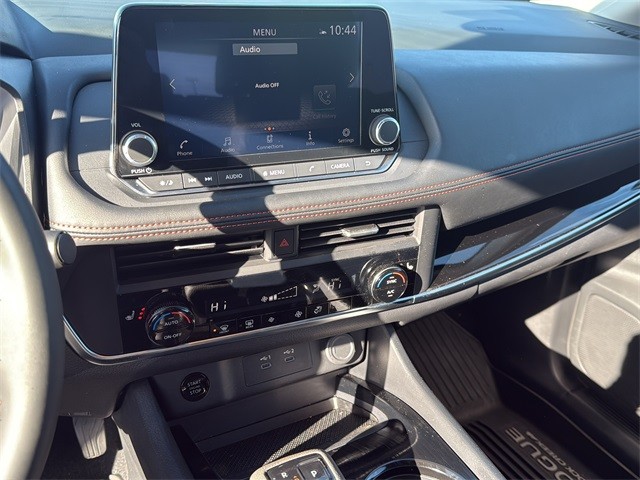 Nissan Rogue Vehicle Full-screen Gallery Image 21