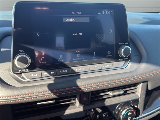 Nissan Rogue Vehicle Full-screen Gallery Image 22