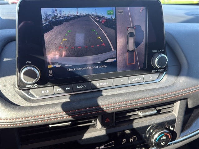 Nissan Rogue Vehicle Full-screen Gallery Image 23