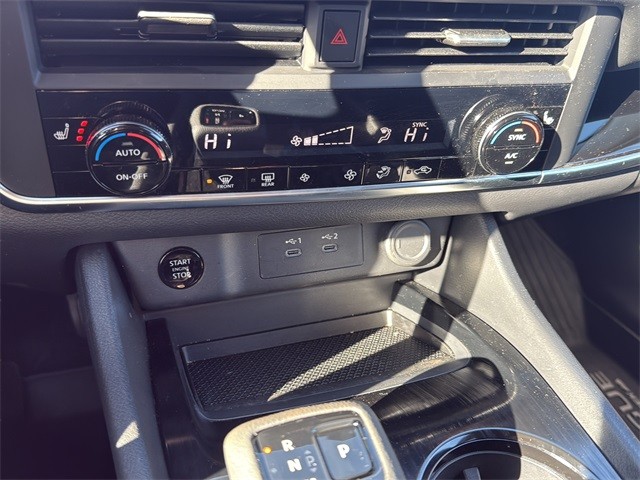 Nissan Rogue Vehicle Full-screen Gallery Image 24