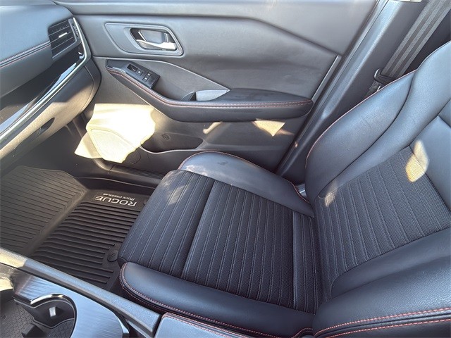 Nissan Rogue Vehicle Full-screen Gallery Image 26