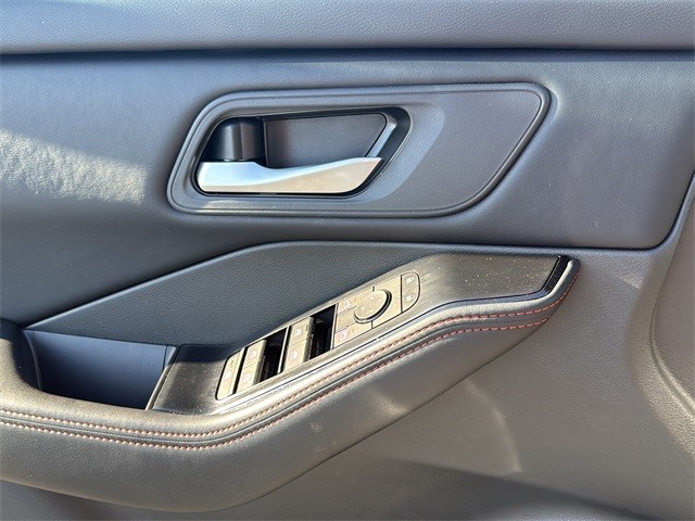 Nissan Rogue Vehicle Full-screen Gallery Image 29