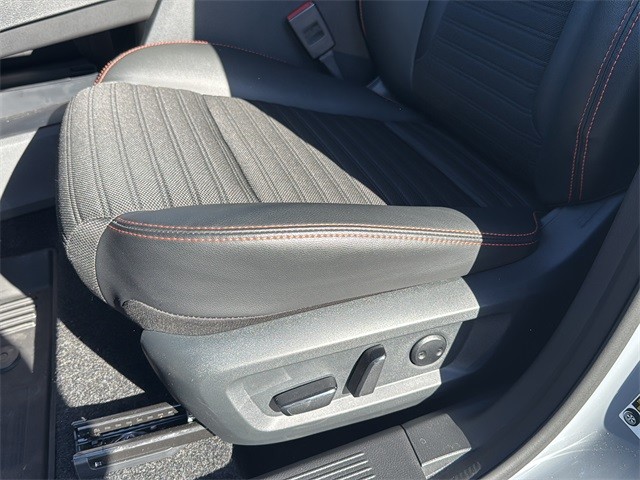 Nissan Rogue Vehicle Full-screen Gallery Image 30