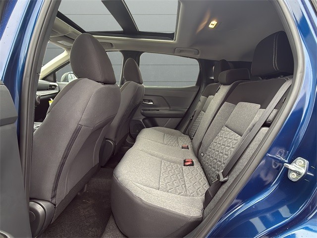 Nissan Kicks Vehicle Full-screen Gallery Image 16