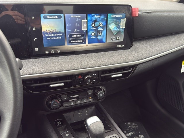 Nissan Kicks Vehicle Full-screen Gallery Image 21