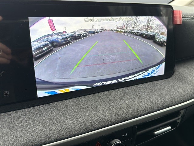 Nissan Kicks Vehicle Full-screen Gallery Image 23