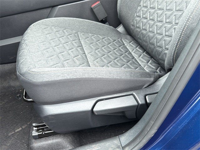 Nissan Kicks Vehicle Full-screen Gallery Image 28