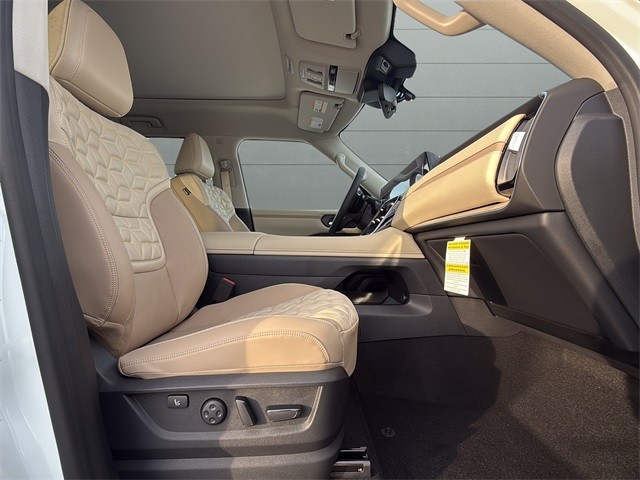 Nissan Armada Vehicle Full-screen Gallery Image 9