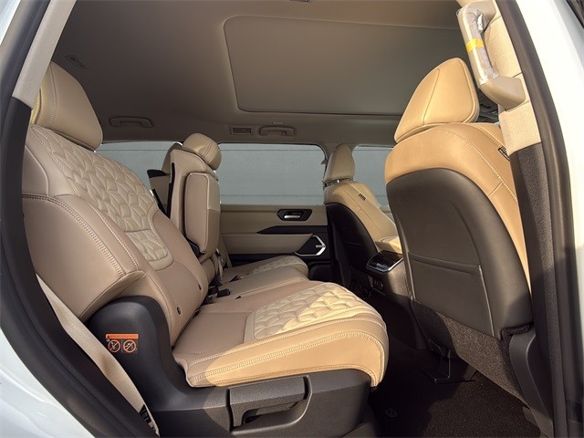 Nissan Armada Vehicle Full-screen Gallery Image 10