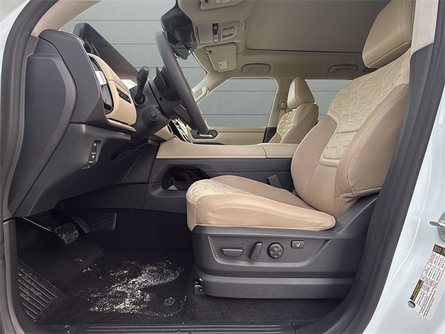 Nissan Armada Vehicle Full-screen Gallery Image 11