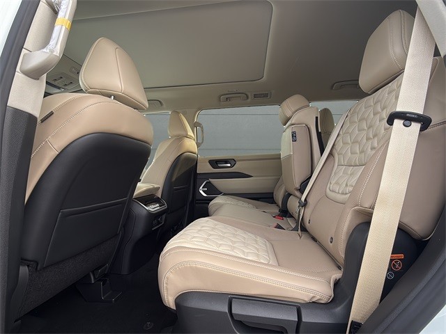 Nissan Armada Vehicle Full-screen Gallery Image 12