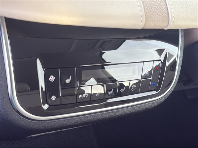 Nissan Armada Vehicle Full-screen Gallery Image 13