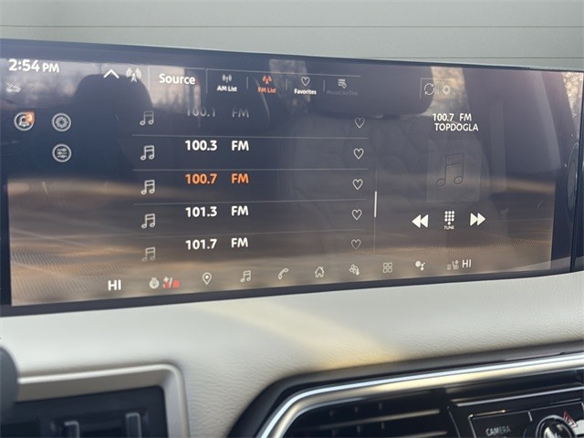 Nissan Armada Vehicle Full-screen Gallery Image 18