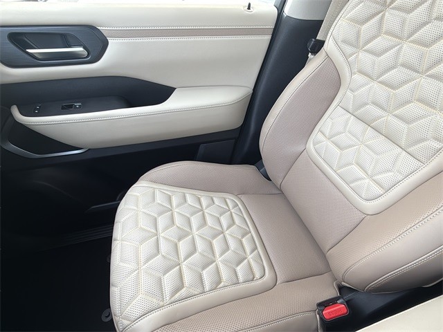 Nissan Armada Vehicle Full-screen Gallery Image 21