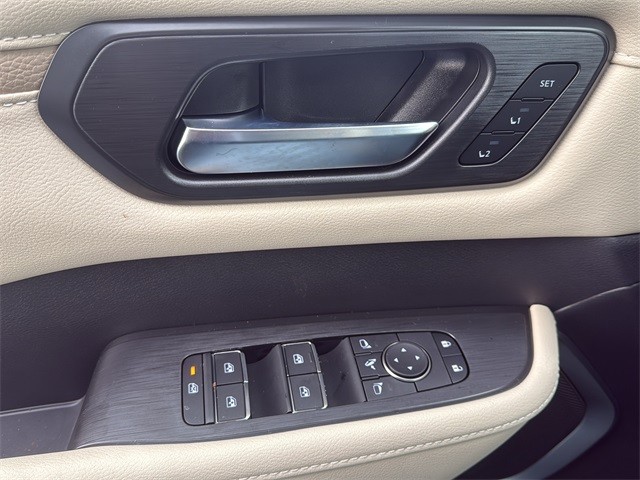 Nissan Armada Vehicle Full-screen Gallery Image 23