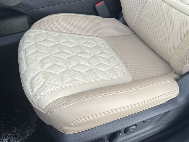 Nissan Armada Vehicle Full-screen Gallery Image 24