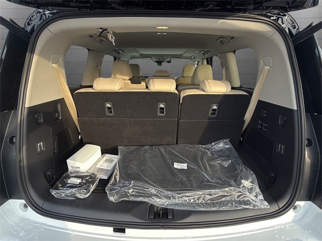 Nissan Armada Vehicle Full-screen Gallery Image 25