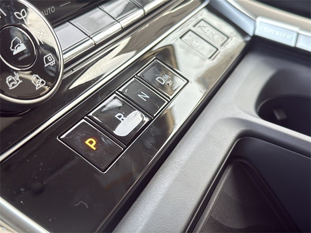 Nissan Armada Vehicle Full-screen Gallery Image 27