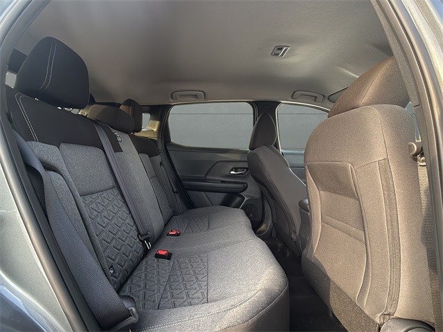 Nissan Kicks Vehicle Full-screen Gallery Image 12