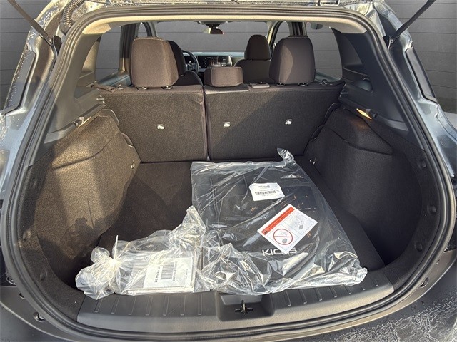 Nissan Kicks Vehicle Full-screen Gallery Image 13