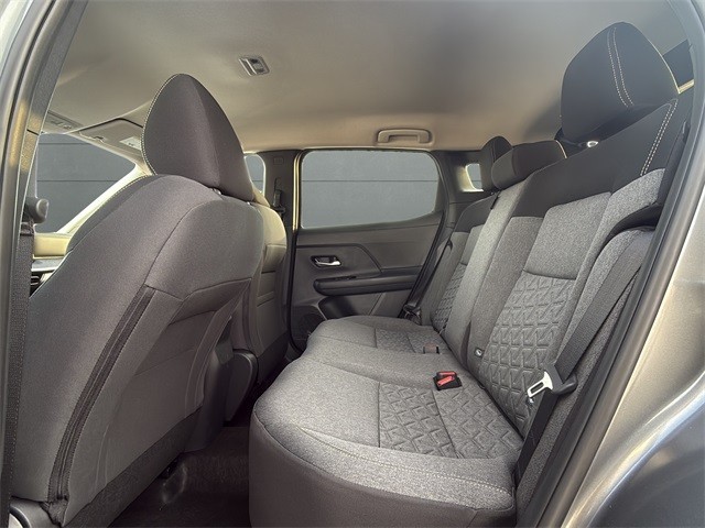 Nissan Kicks Vehicle Full-screen Gallery Image 16