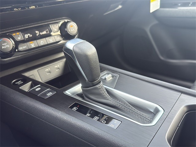 Nissan Kicks Vehicle Full-screen Gallery Image 25