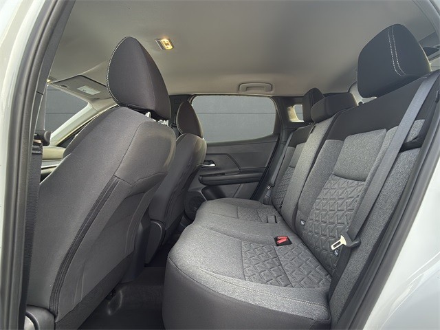 Nissan Kicks Vehicle Full-screen Gallery Image 12