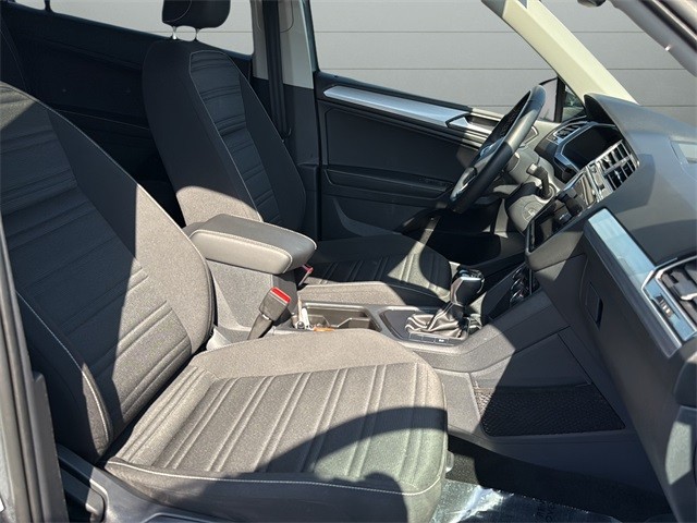 Volkswagen Tiguan Vehicle Full-screen Gallery Image 10