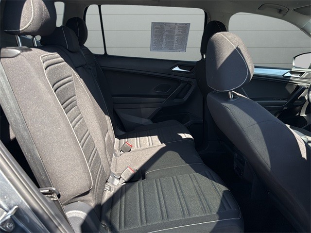 Volkswagen Tiguan Vehicle Full-screen Gallery Image 11