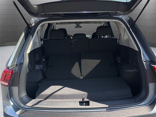 Volkswagen Tiguan Vehicle Full-screen Gallery Image 12