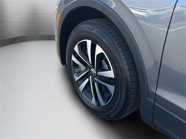 Volkswagen Tiguan Vehicle Full-screen Gallery Image 13
