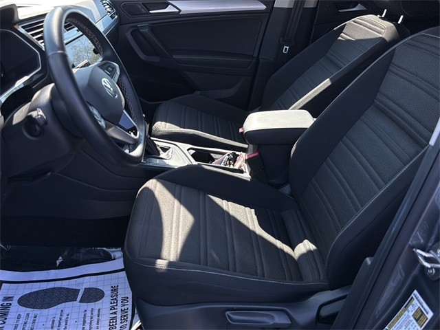 Volkswagen Tiguan Vehicle Full-screen Gallery Image 15