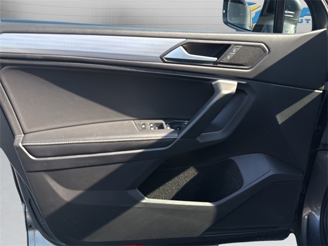 Volkswagen Tiguan Vehicle Full-screen Gallery Image 16