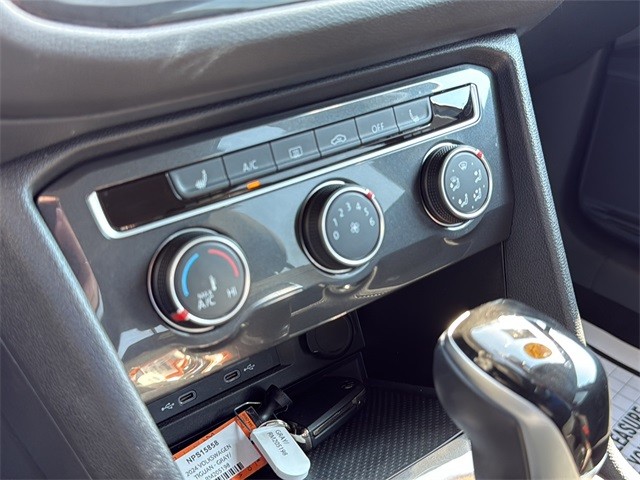 Volkswagen Tiguan Vehicle Full-screen Gallery Image 28