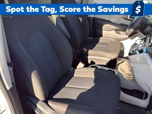 Chrysler Voyager Vehicle Full-screen Gallery Image 9