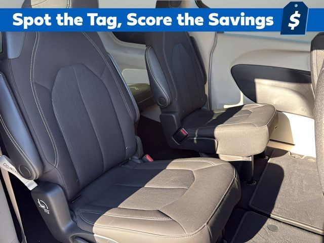 Chrysler Voyager Vehicle Full-screen Gallery Image 10