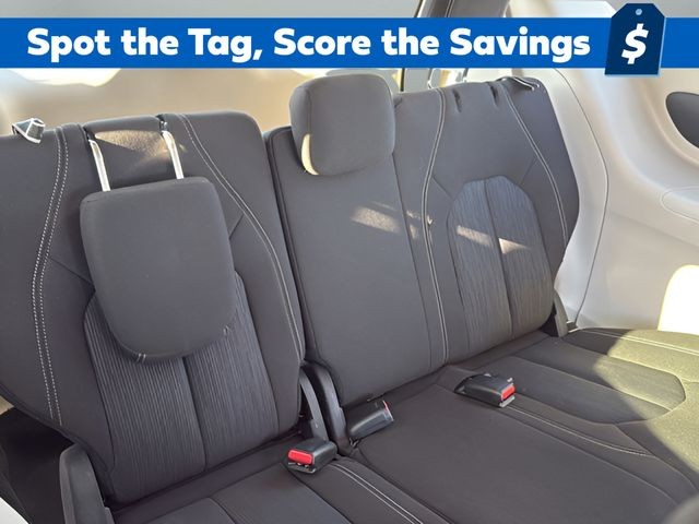 Chrysler Voyager Vehicle Full-screen Gallery Image 11