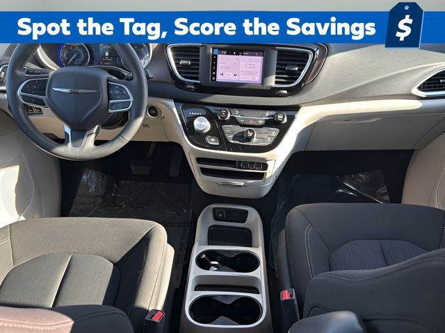 Chrysler Voyager Vehicle Full-screen Gallery Image 12