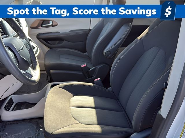 Chrysler Voyager Vehicle Full-screen Gallery Image 15