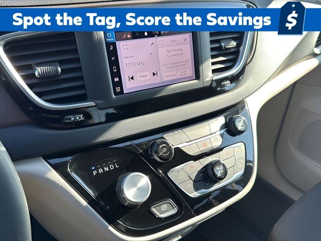 Chrysler Voyager Vehicle Full-screen Gallery Image 23