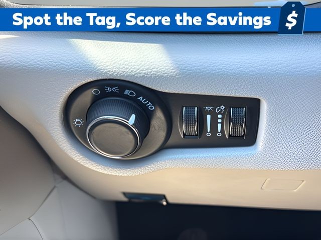 Chrysler Voyager Vehicle Full-screen Gallery Image 25