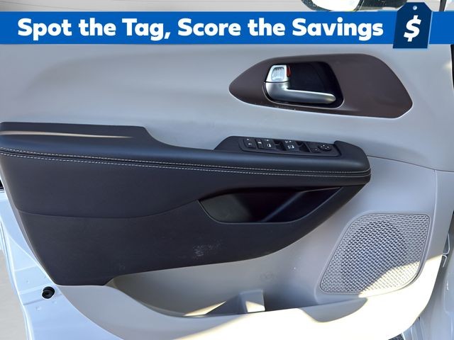 Chrysler Voyager Vehicle Full-screen Gallery Image 26