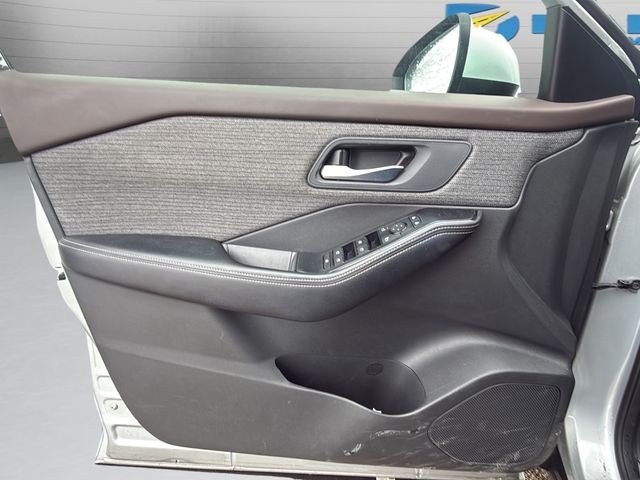 Nissan Rogue Vehicle Full-screen Gallery Image 11